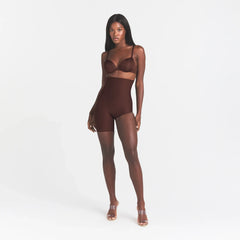 SKIMS BODY LEFT LEG SOLUTION SHORT | COCOA