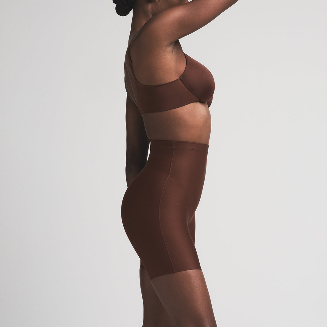 SKIMS BODY CORE SCULPT MID RISE SHORT | COCOA
