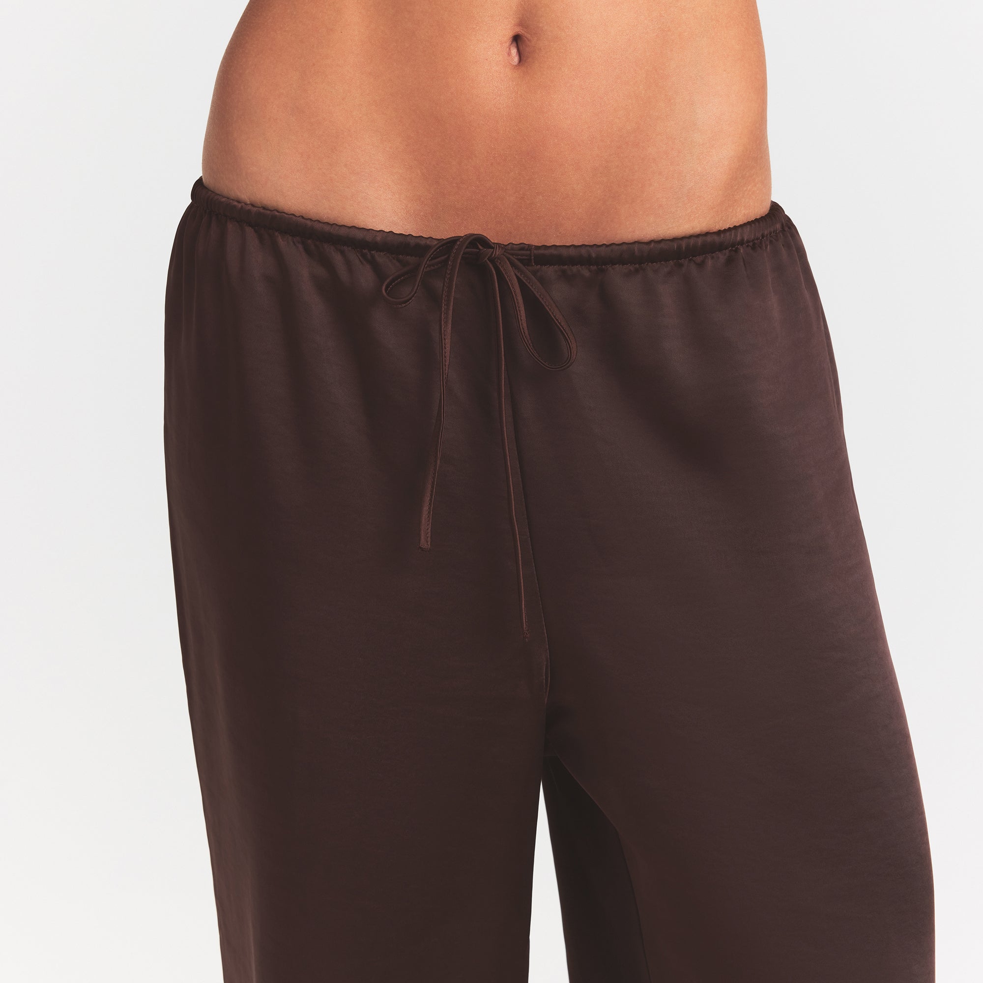 LIGHTWEIGHT SATIN STRAIGHT LEG PANT | ESPRESSO