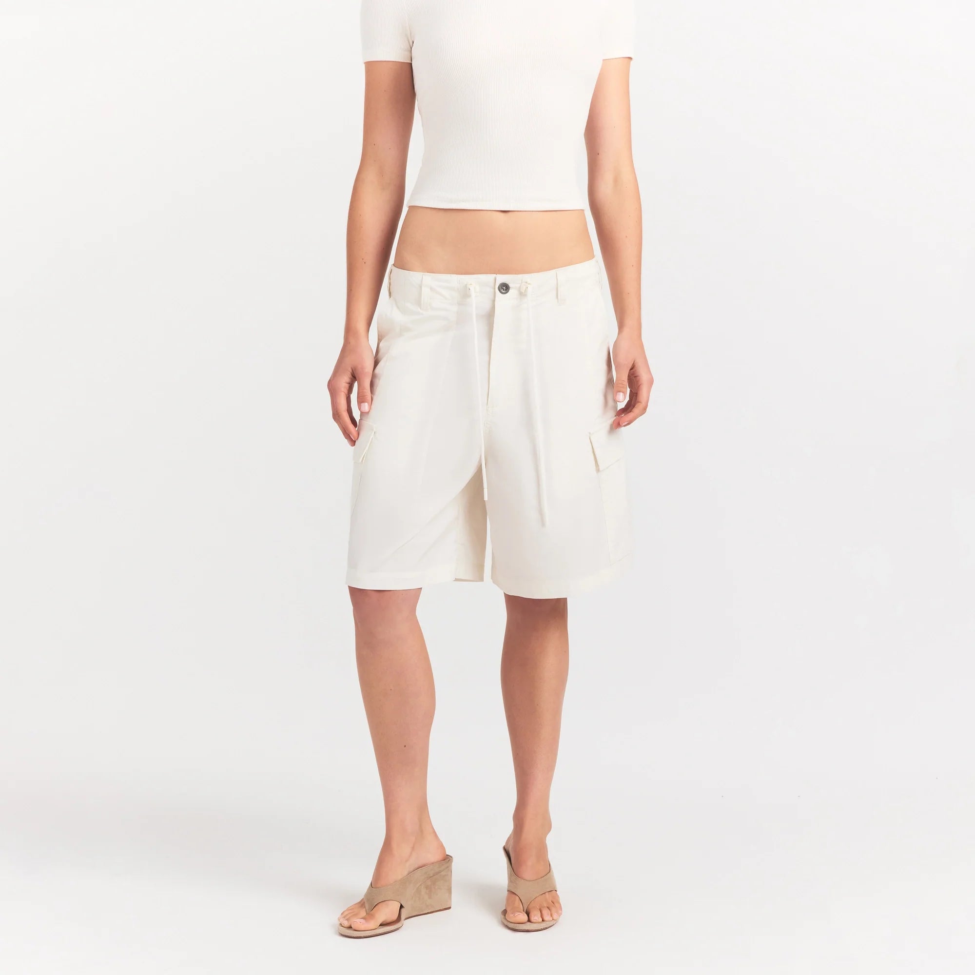 WOVEN COTTON OVERSIZED CARGO SHORT | EGRET