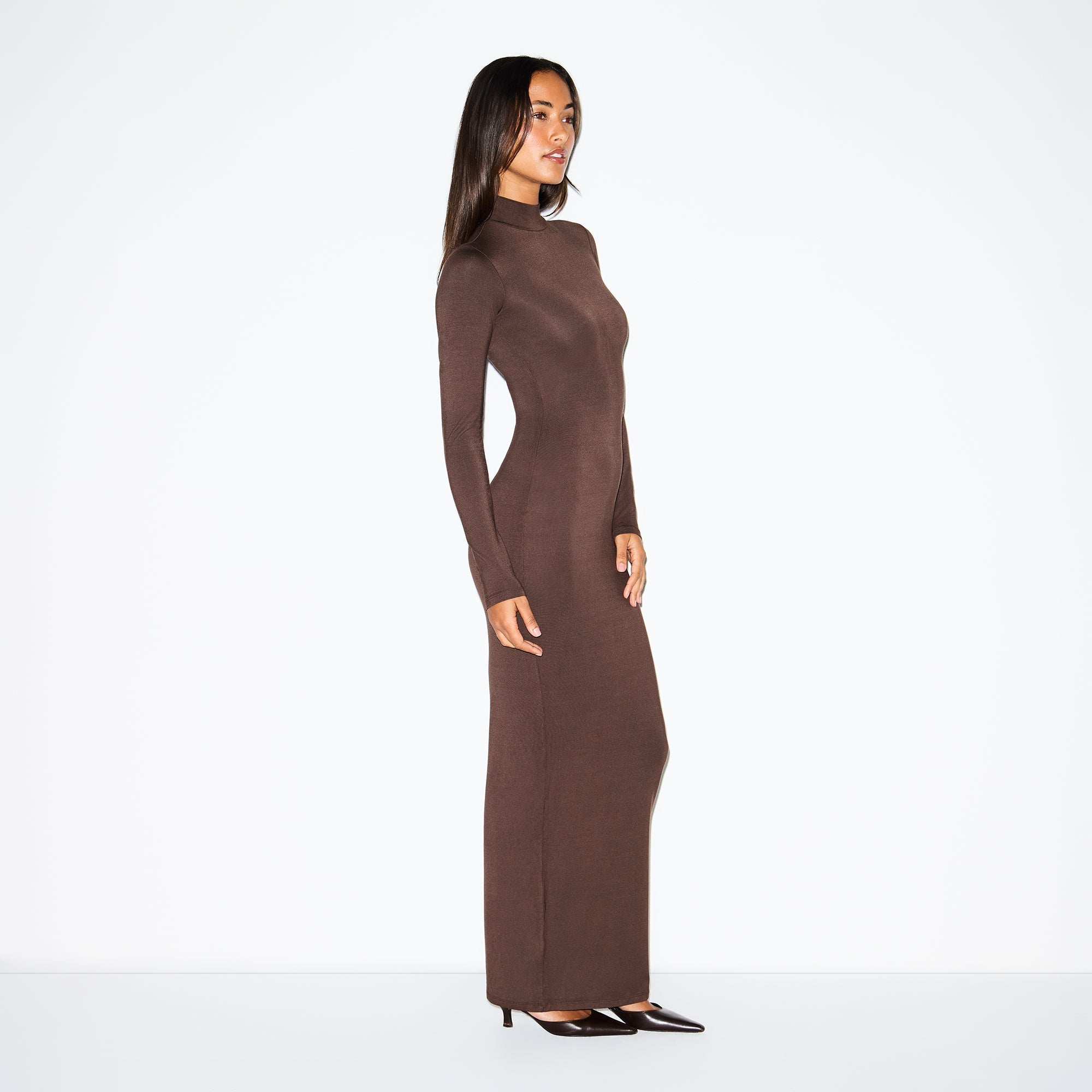 SMOOTH LAYERS TURTLENECK LONG DRESS | ESPRESSO