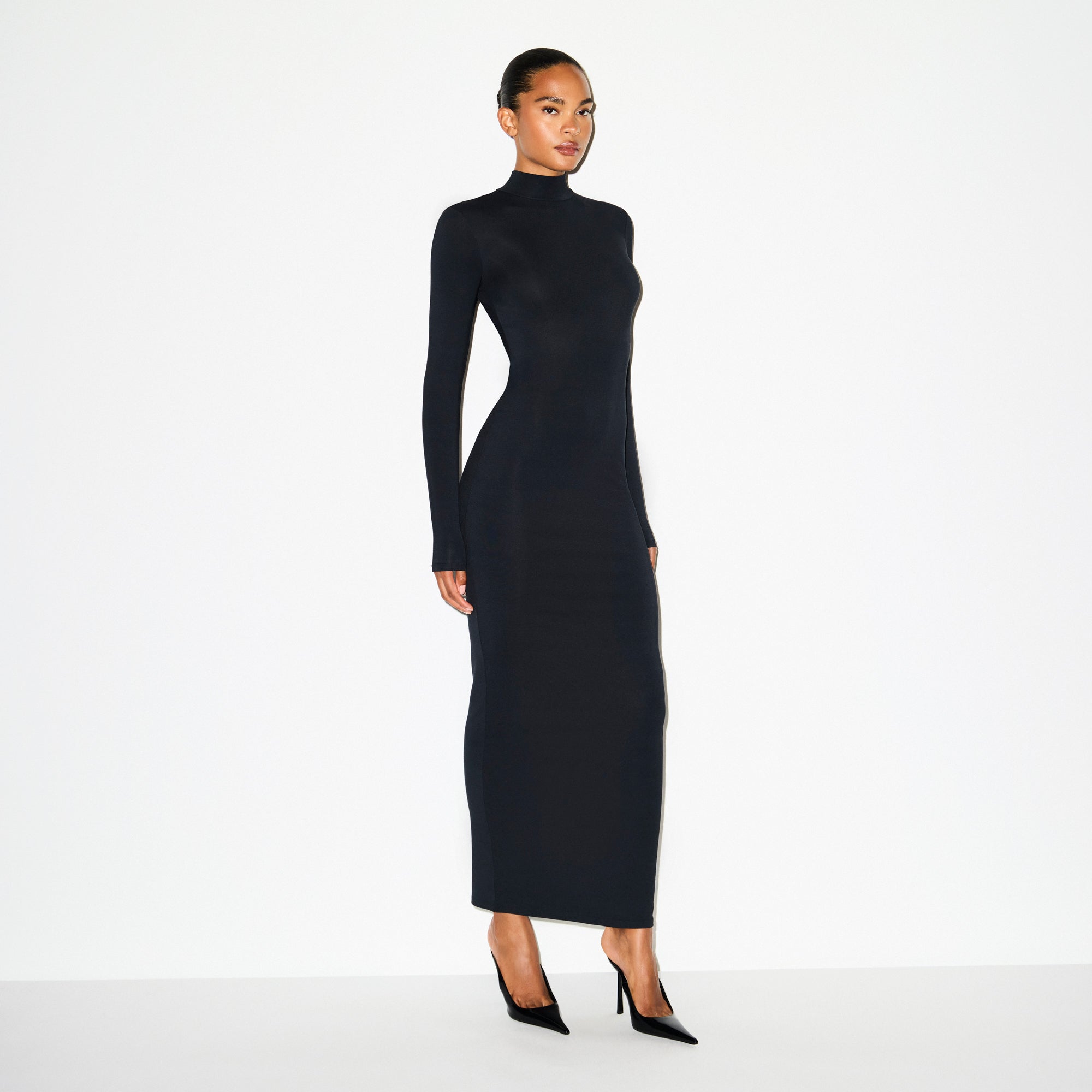 SMOOTH LAYERS TURTLENECK LONG DRESS | OBSIDIAN