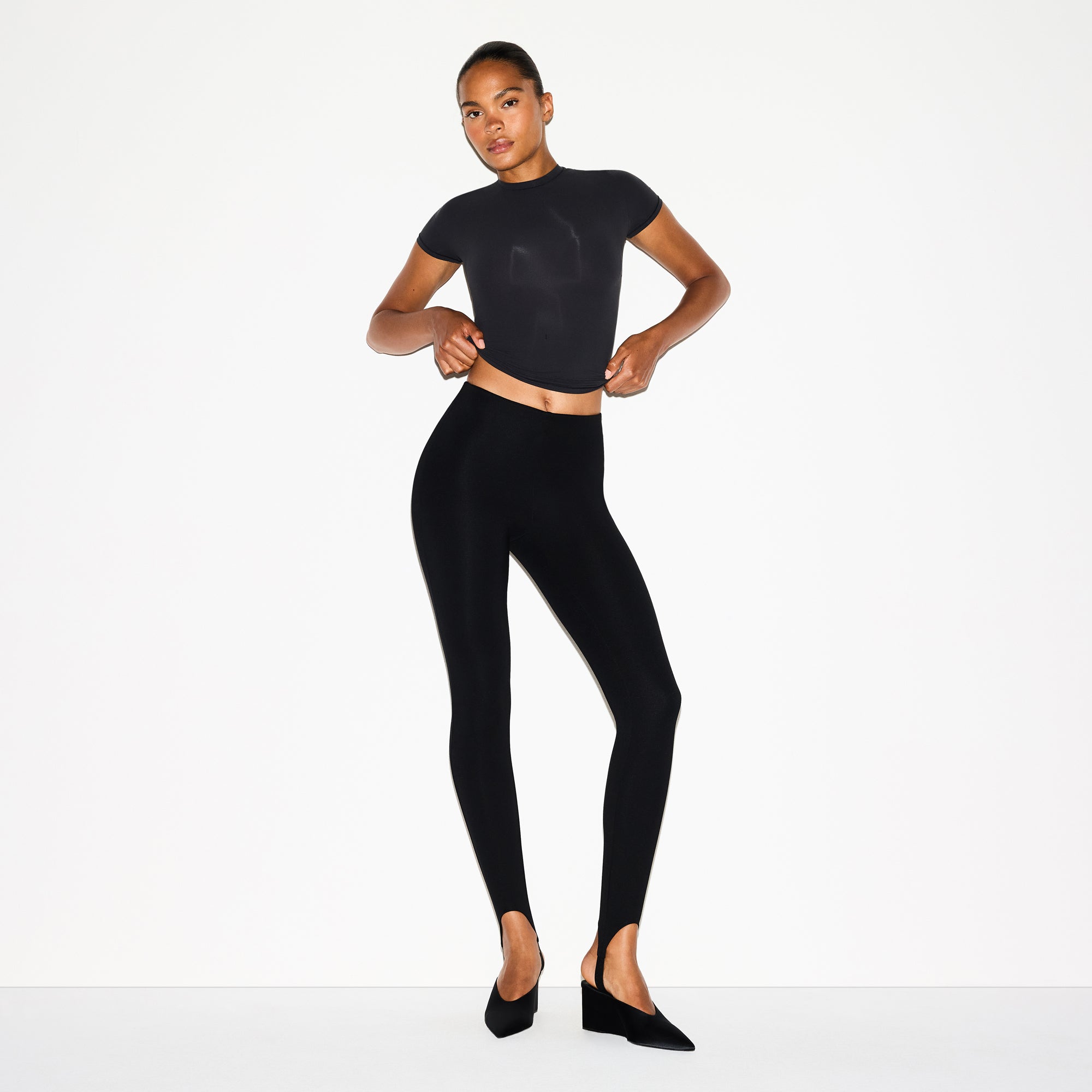 THE ESSENTIAL COLLECTION HIGH-WAISTED STIRRUP LEGGING | OBSIDIAN