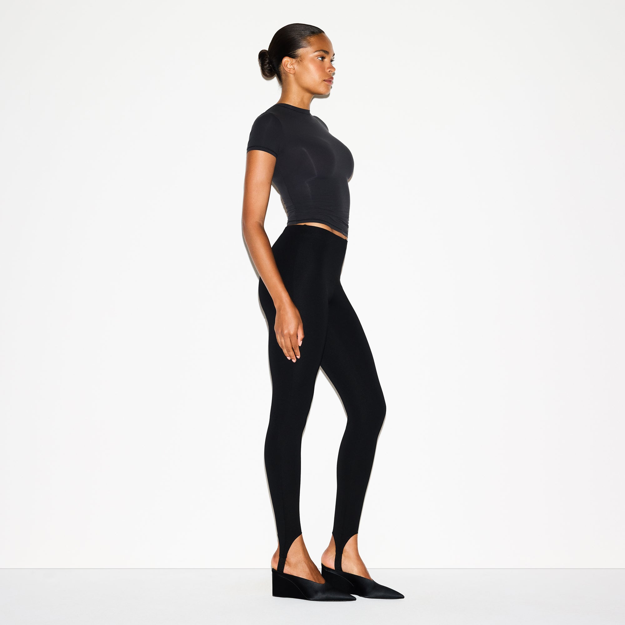 THE ESSENTIAL COLLECTION HIGH-WAISTED STIRRUP LEGGING | OBSIDIAN