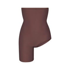 SKIMS BODY LEFT LEG SOLUTION SHORT | COCOA