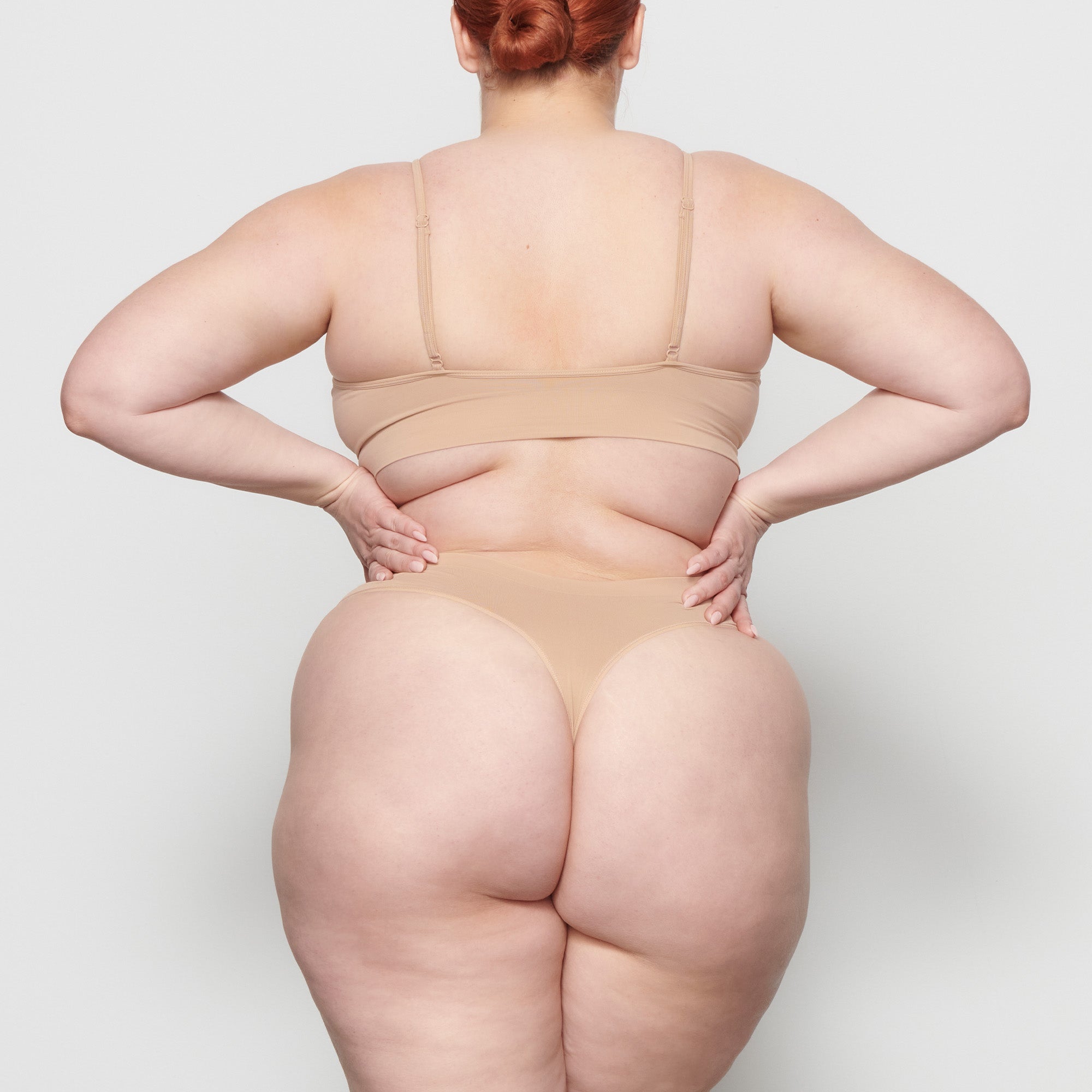 SOFT SMOOTHING SEAMLESS THONG | CLAY
