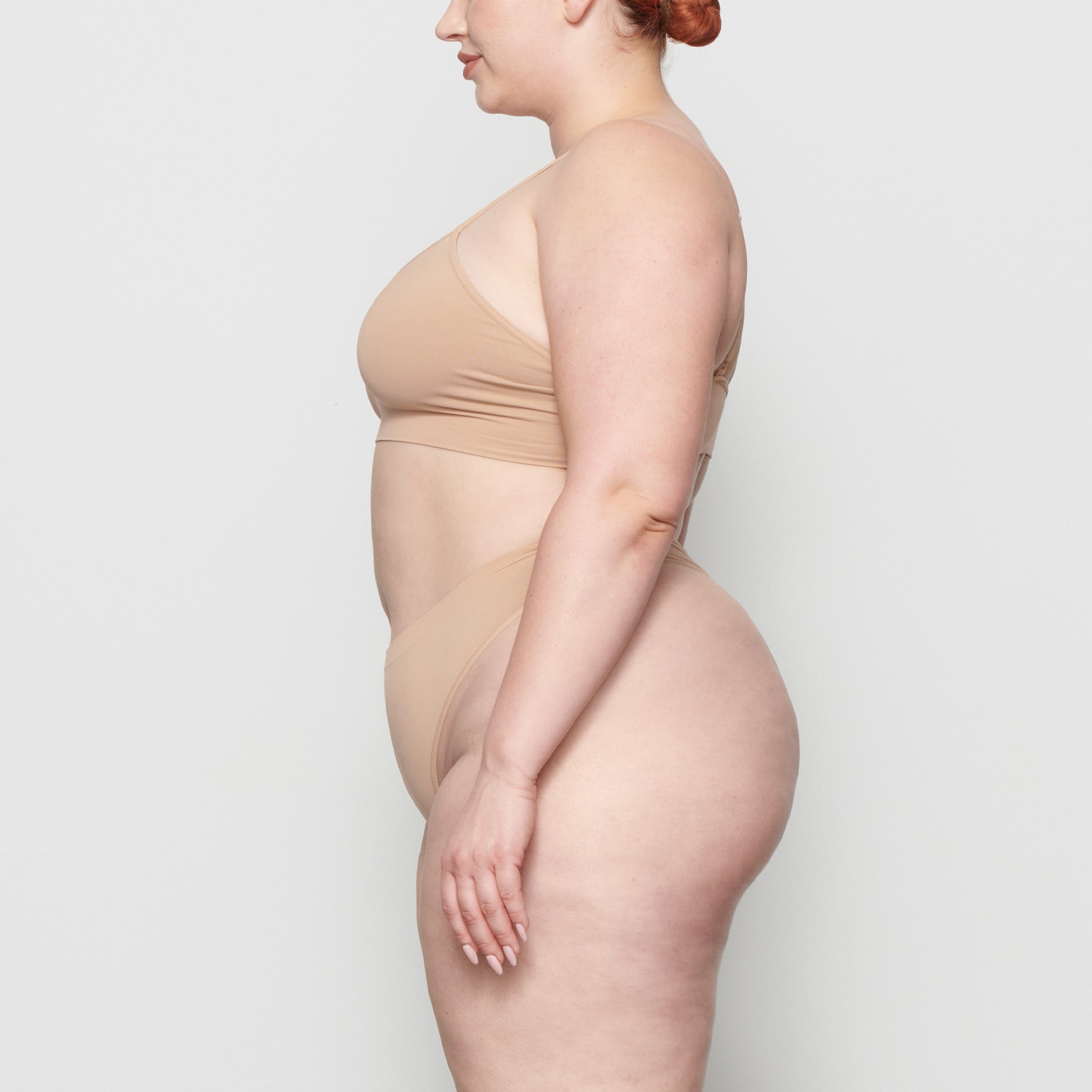 SOFT SMOOTHING SEAMLESS THONG | CLAY