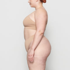SOFT SMOOTHING SEAMLESS THONG | CLAY