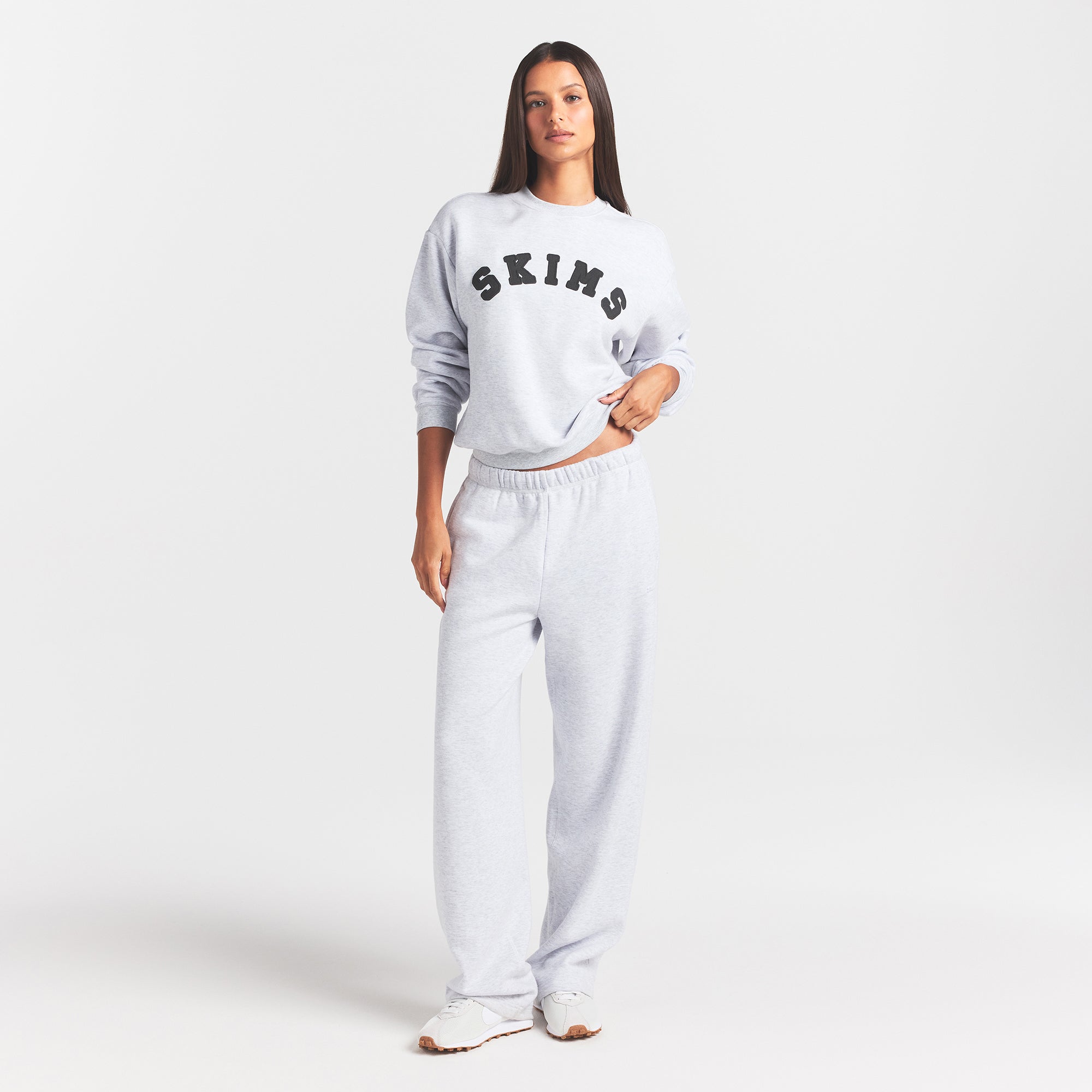 COTTON FLEECE LOGO CLASSIC CREWNECK | ONYX ARCHED LOGO PATCH