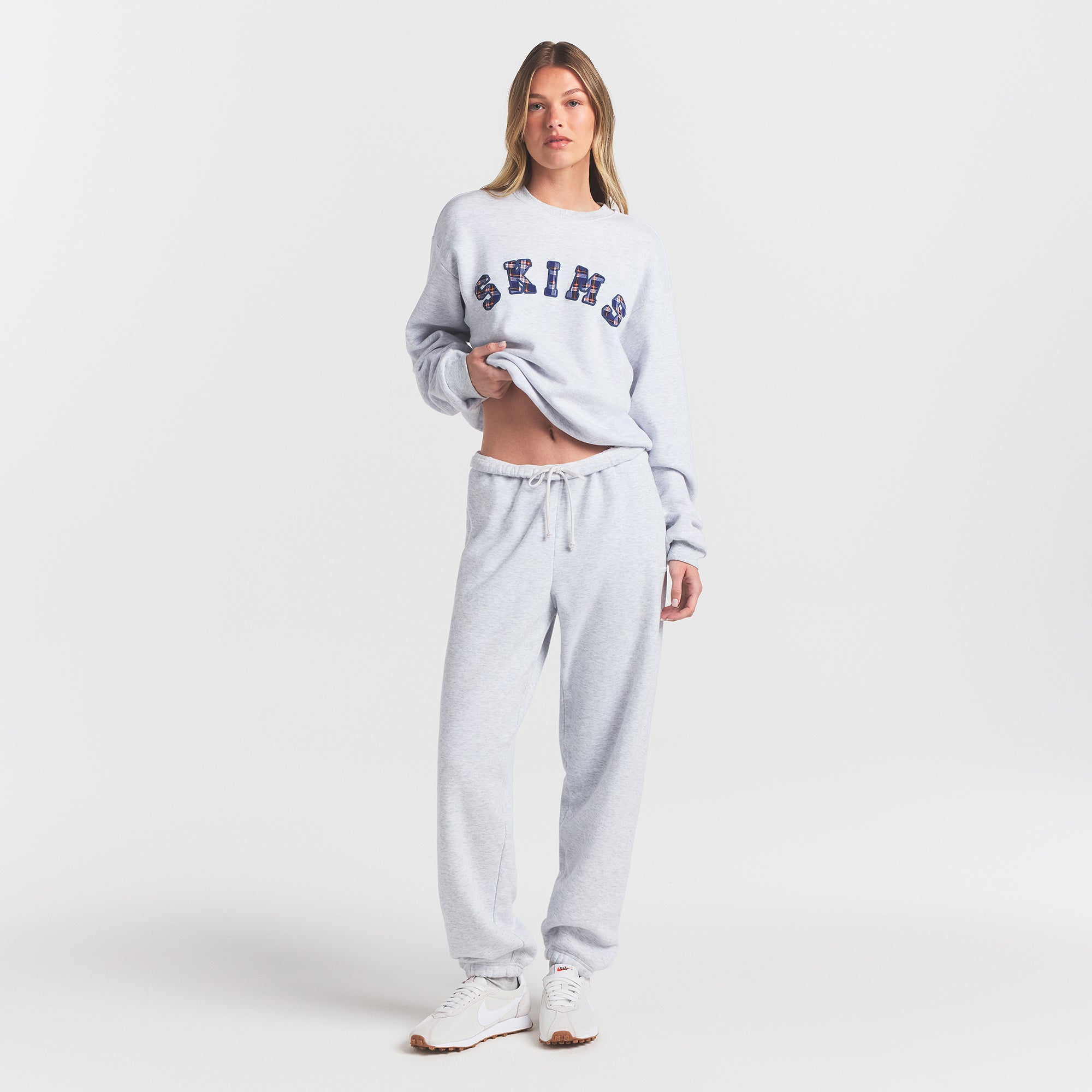 COTTON FLEECE LOGO CLASSIC CREWNECK | PLAID ARCHED LOGO PATCH