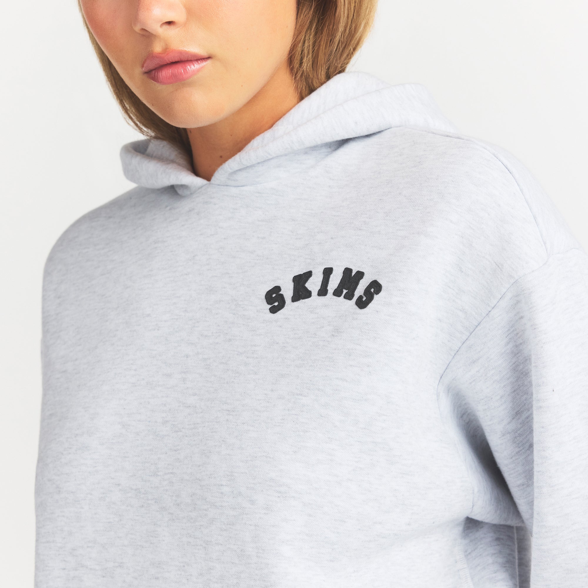 COTTON FLEECE LOGO CLASSIC HOODIE | ONYX ARCHED LOGO PATCH