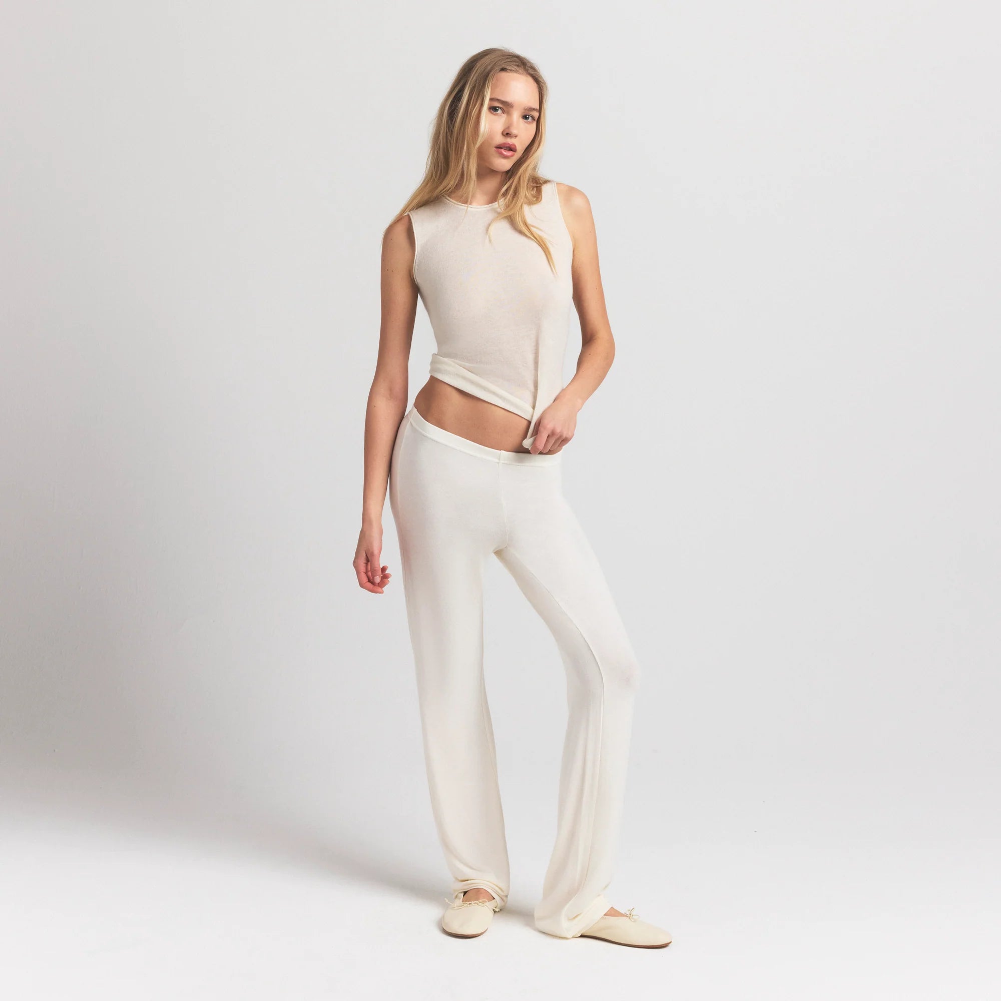 FEATHERWEIGHT CASHMERE SLEEVELESS TOP | EGRET