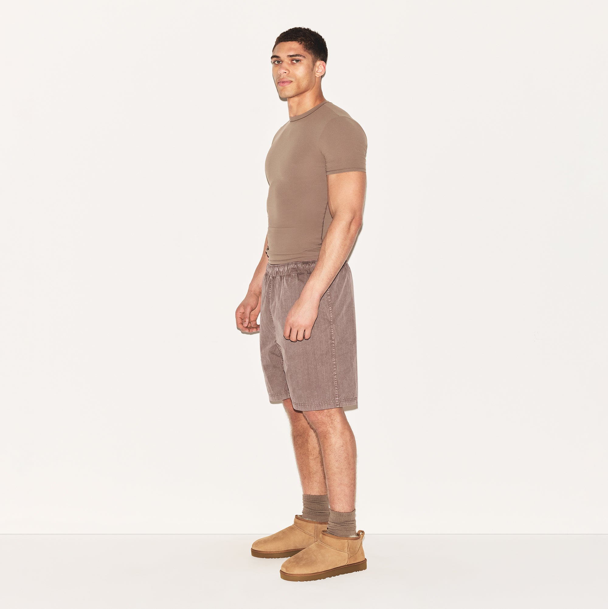 FITS EVERYBODY MENS SLIM T-SHIRT | UMBER