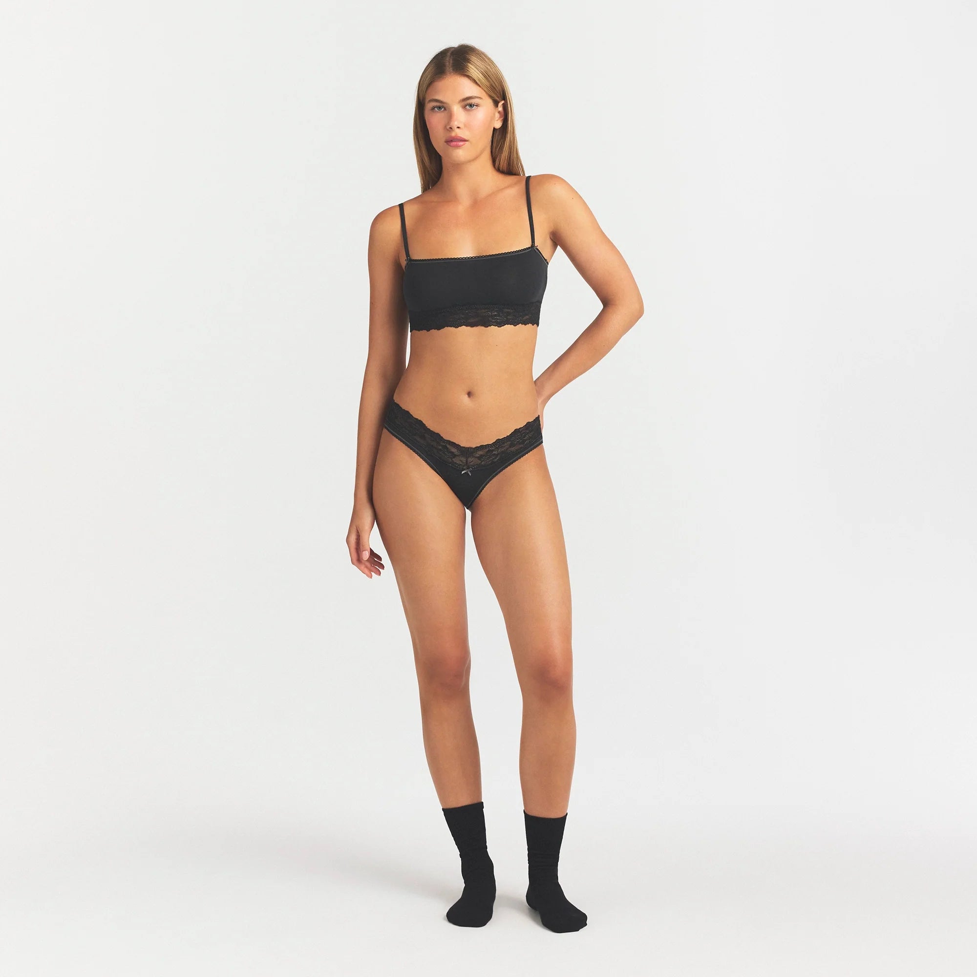 LIGHTWEIGHT COTTON WIDE LACE BRIEF | SOOT TONAL